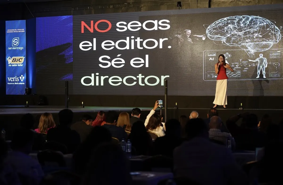 Ivonne Ayala en el escenario de Cámara de Ideas frente a una pantalla que dice: No seas el editor, sé el director.