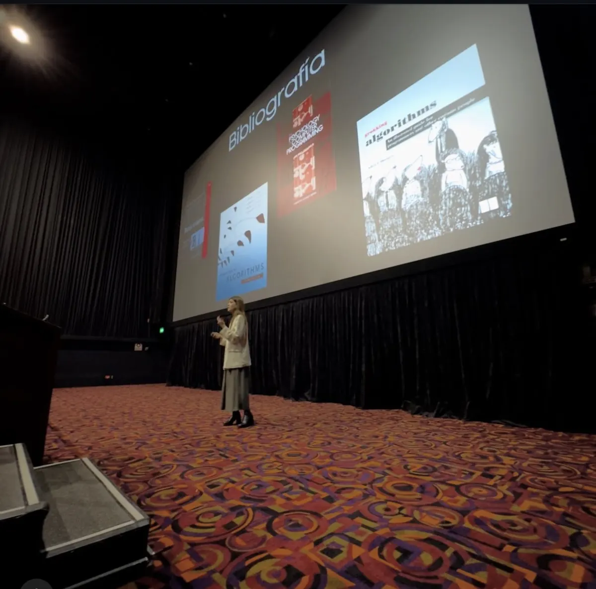 Ivonne Ayala dando una charla en un auditorio de IEEE USFQ.